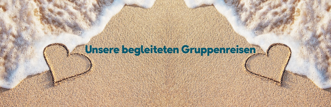im_Wellensaum_eines_Strandes_sind_2_Herzen_in_den_Sand_geritzt